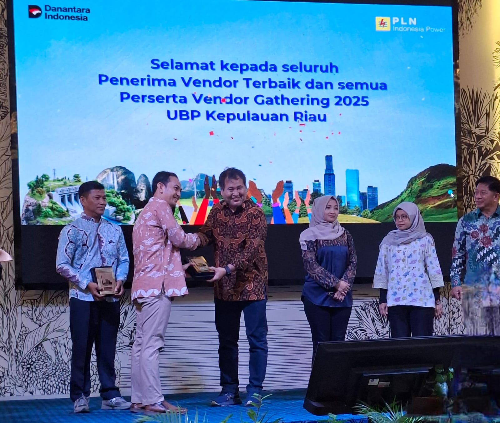 ITS TEKNO SAINS RAIH PENGHARGAAN KONSULTAN TERBAIK DI ENERGY BUSINESS FORUM 2025, PLN INDONESIA POWER KEPULAUAN RIAU